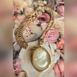 Vintage Cream Cameo Pendant Necklace Locket Oval Gold Tone Chain